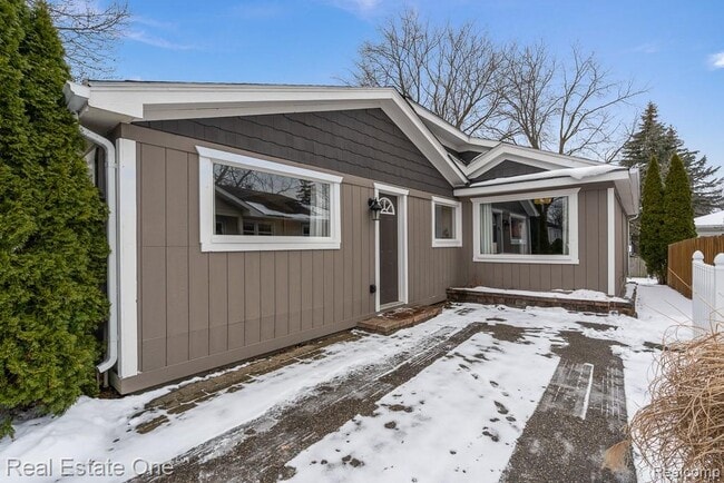 Building Photo - 333 N Helen Ave