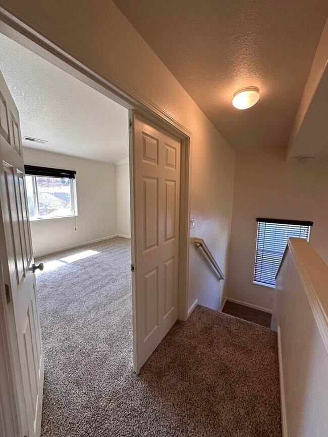 Building Photo - West Eugene 4 Bedroom Treasure