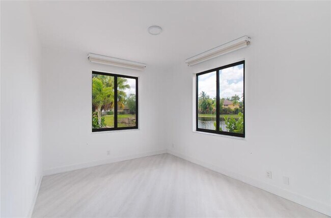 Building Photo - 2550 Jardin Terrace