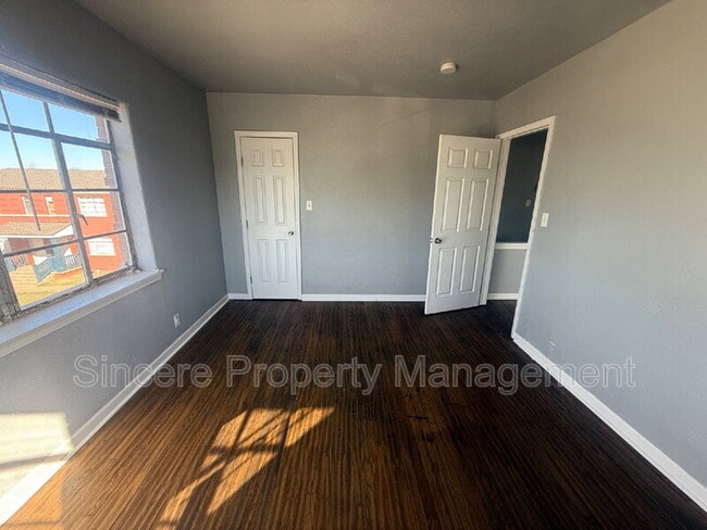 Building Photo - 1931 NE 25th St