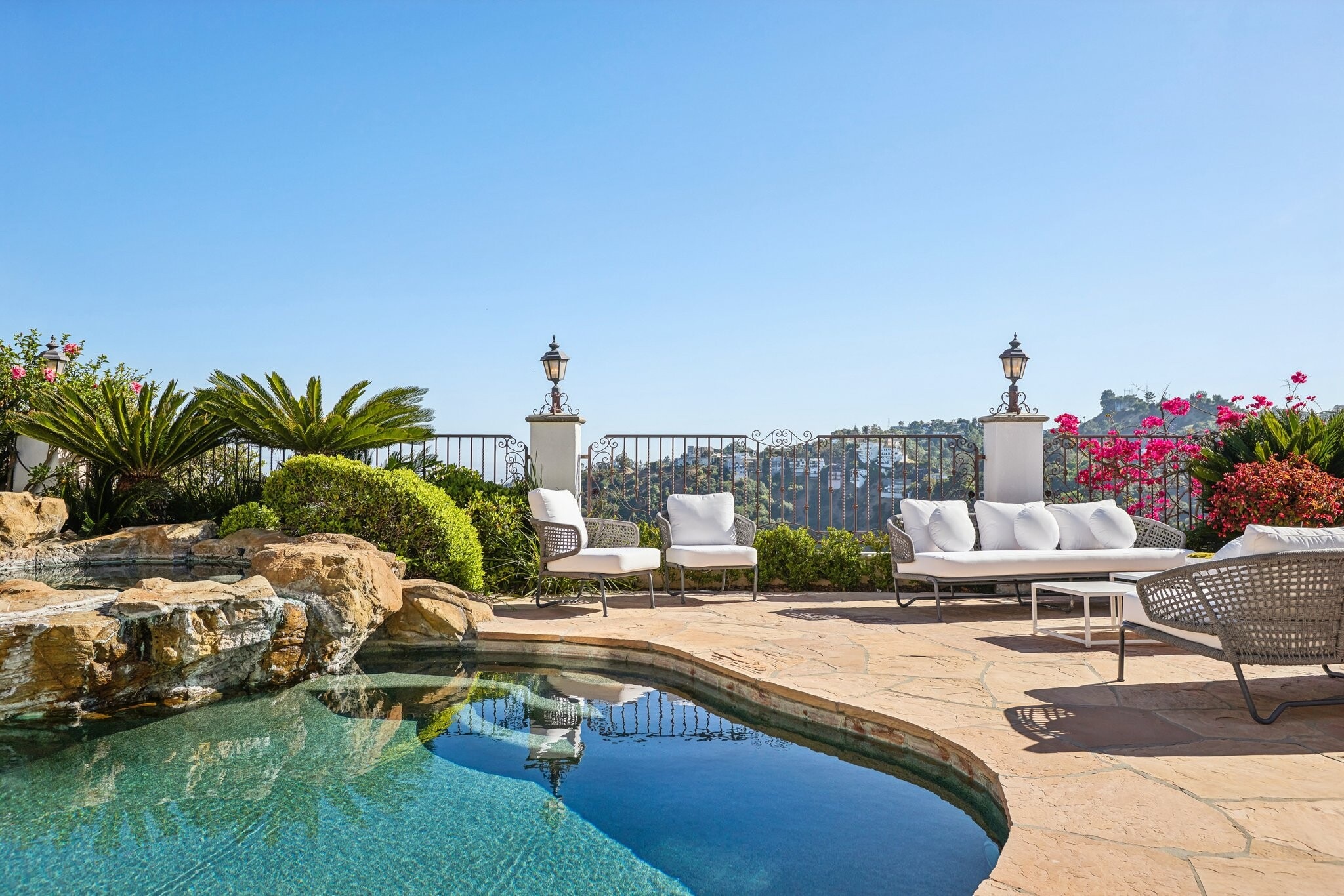 Building Photo - 2411 Mount Olympus Dr