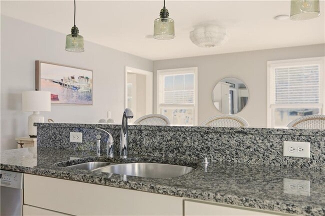 Building Photo - 105 Lilac Ln