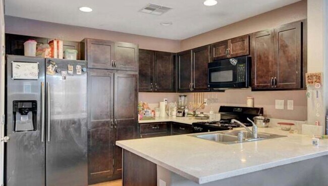Building Photo - 4 Bed 3 Bath