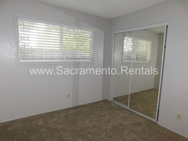 Building Photo - Updated 2bd/1ba Foothill Farms Duplex with 1 Car Garage