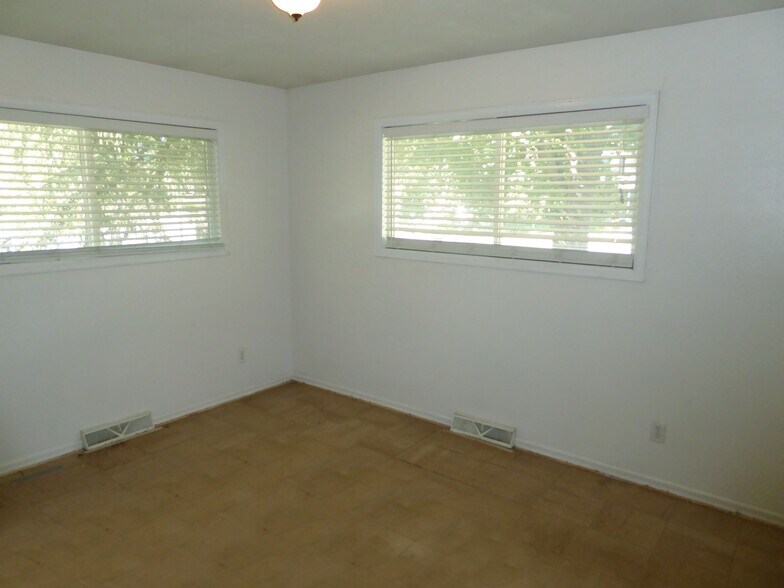 Building Photo - 1040 Ponderosa Dr