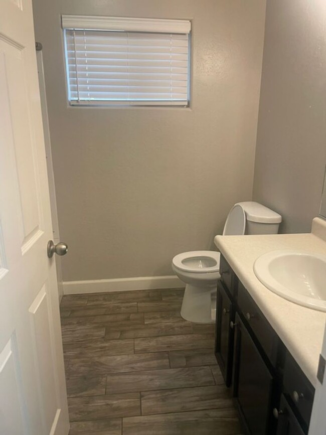 Building Photo - Updated Sunnyside 3/2 Home in Clovis Schoo...