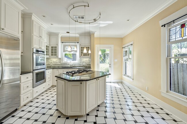 Building Photo - 1403 Bonnie Brae St