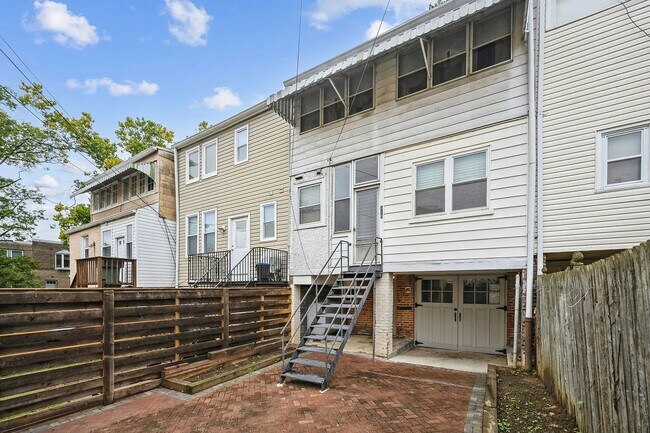 Building Photo - 310 Taylor St NW