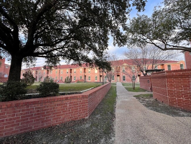 Building Photo - Townhome for lease Available 7/6/2026