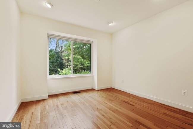 Building Photo - 2057 Golf Course Dr