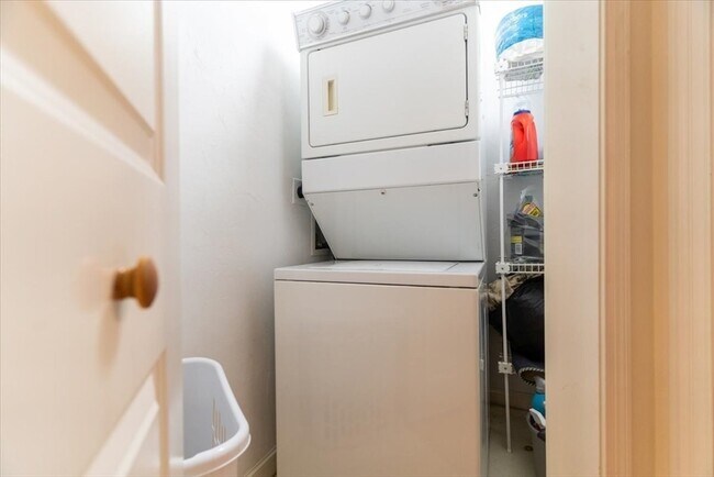 Building Photo - 68 Village Dr