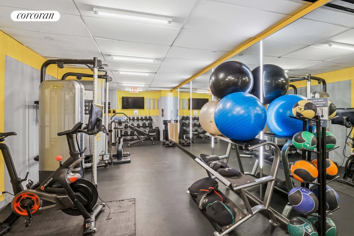 Building Photo - 200 E 62nd St