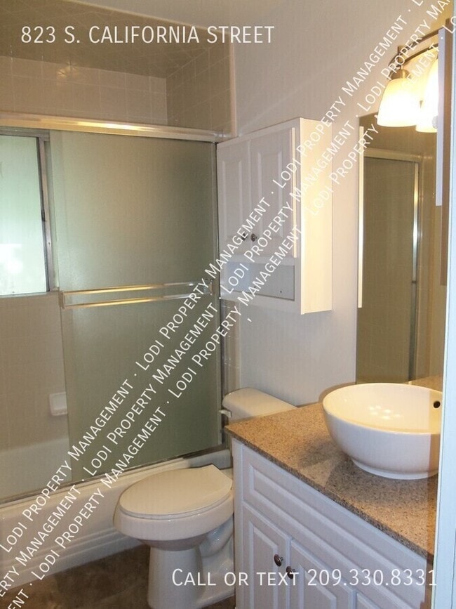 Building Photo - 823 S California St