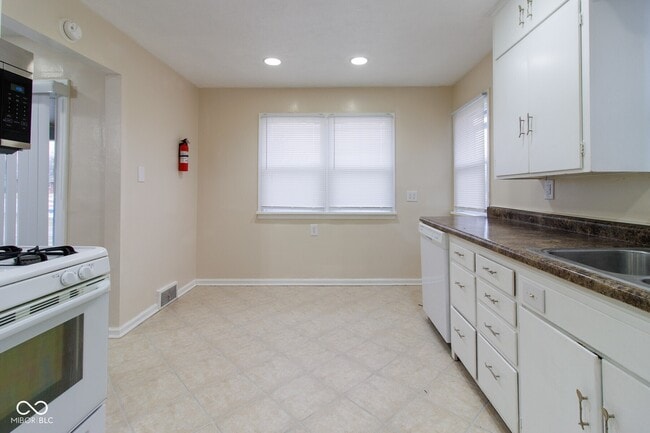 Building Photo - 630 Chester St