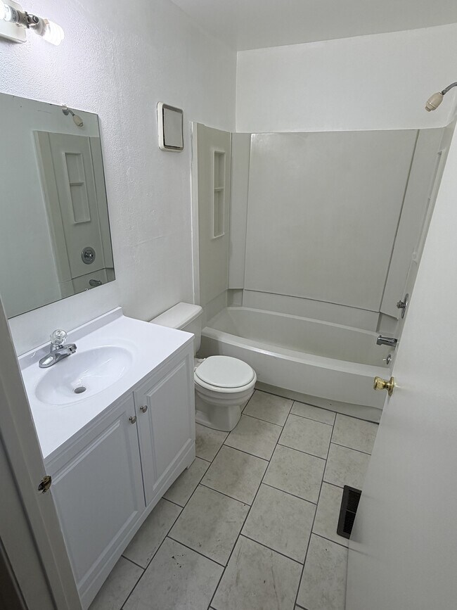 Building Photo - 1511 Woodhollow Dr