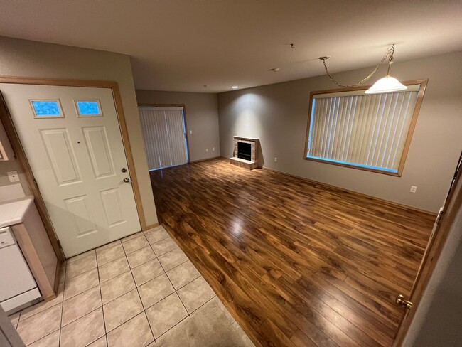Building Photo - Charming 2 Bedroom Condo minutes from I5 a...
