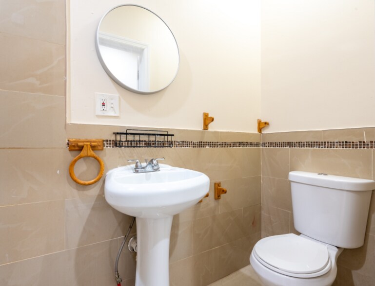 Building Photo - 467 Hawthorne Ave