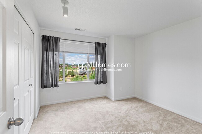 Building Photo - Two Bedroom Condo in Progress Ridge - Lake...