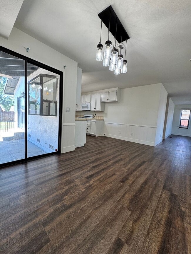 Building Photo - Available now! 3 Bed/2 Bath Home