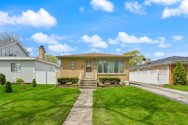 Primary Photo - 4850 N Clifton Ave