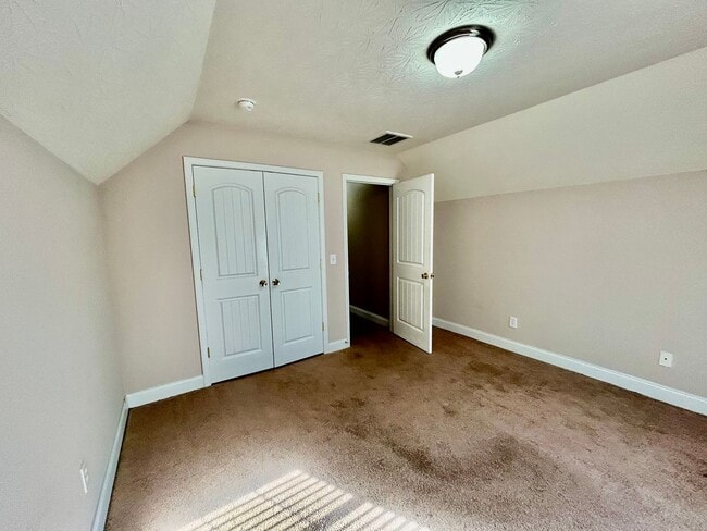 Building Photo - Large 4 Bed, 2.5 bath in Lexington!