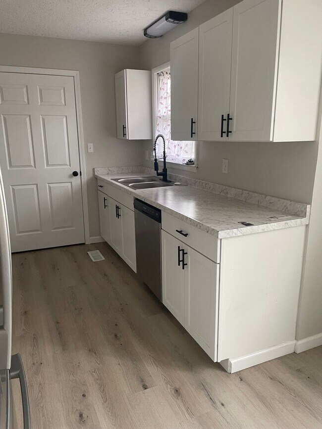 Building Photo - 5918 Medders St