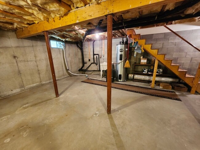 Building Photo - Newton Manor 3 Bedroom Townhome