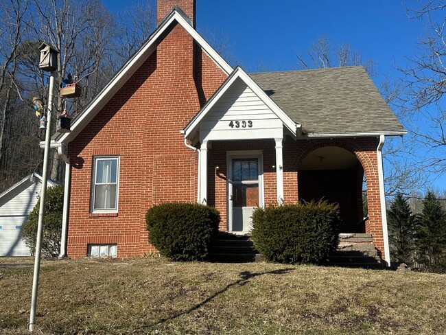 Building Photo - 3 Bedroom / 1.5 Bath Brick Home on 1.4 Acr...