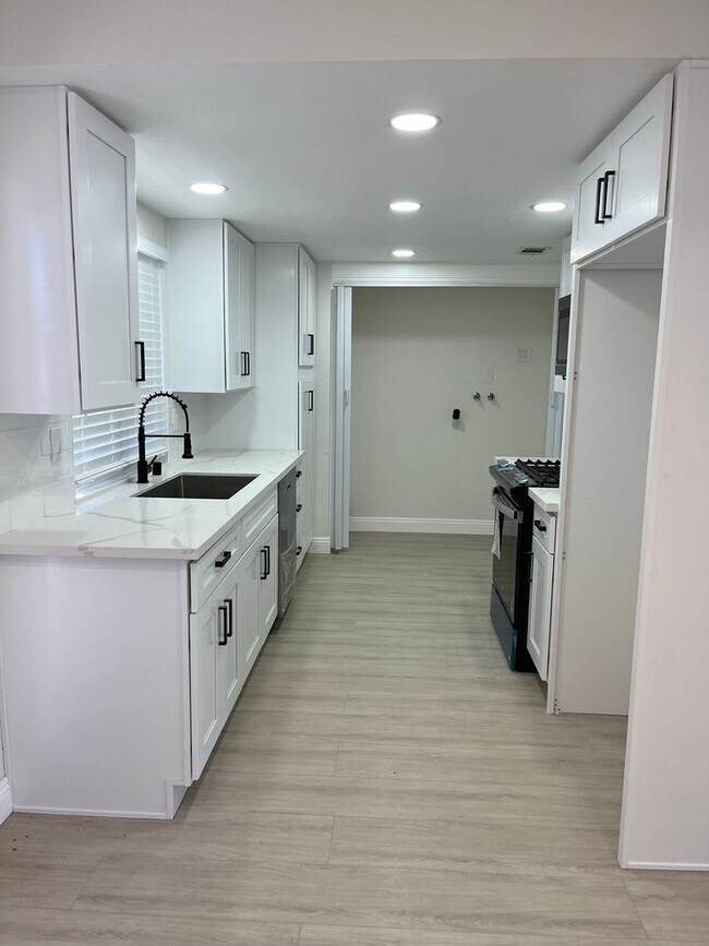 Building Photo - 784