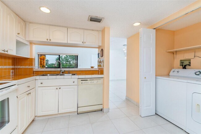 Building Photo - 9040 SW 125th Ave