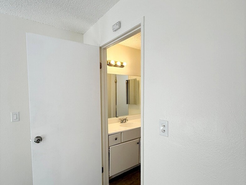 Building Photo - 4688 Huntington Dr S