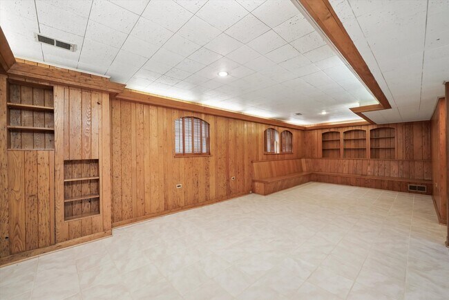 Building Photo - 400 Locust Rd