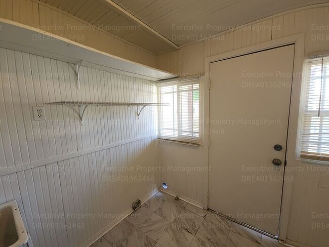Building Photo - Move in ready. 3 bedrooms/ 1.5 bath, yard,...