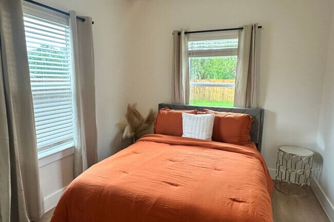 Building Photo - 929 Marjorie St