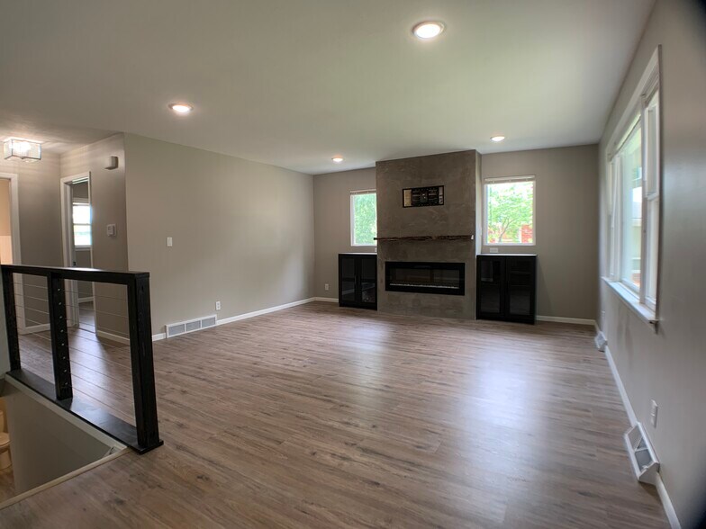 Building Photo - 211 Wedgewood Dr