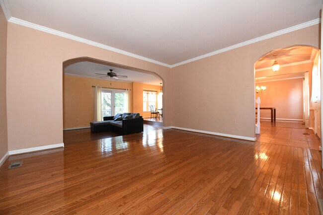 Building Photo - Gorgeous 4 BR 2+2 Baths Colonial - Finished Walk-Out Basement and Car Garage