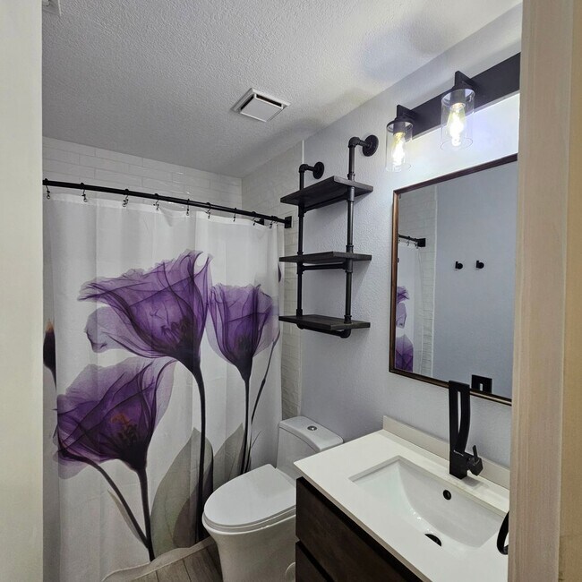 Building Photo - 1402 Sheppard Ln
