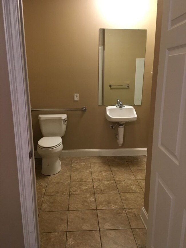 Building Photo - 2br/2ba H/C with washer dryer