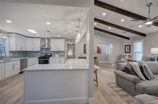 Building Photo - 3410 Holliglen Dr