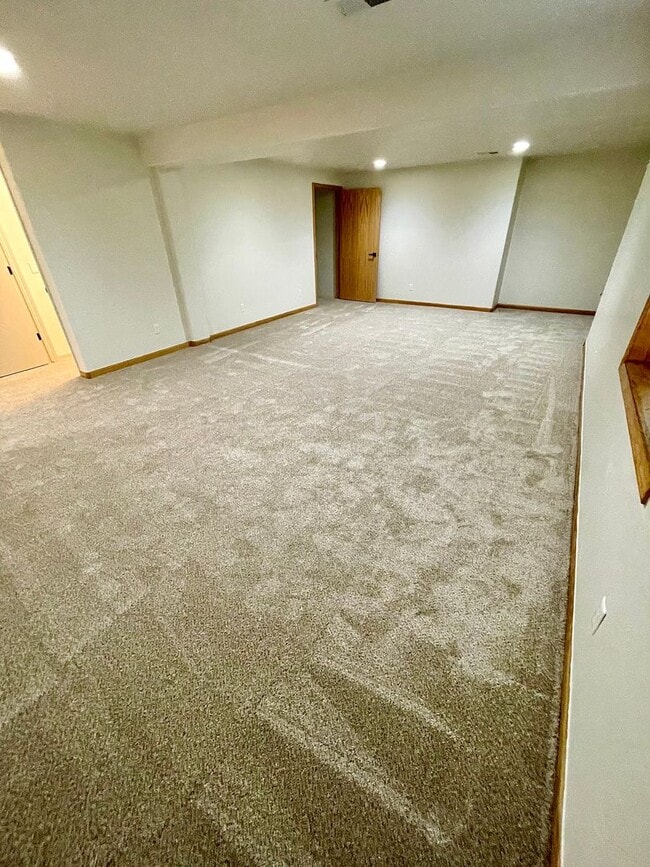 Building Photo - 201 Manor Ct