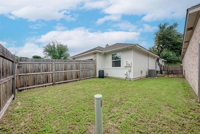 Building Photo - 922 Thackeray Ln