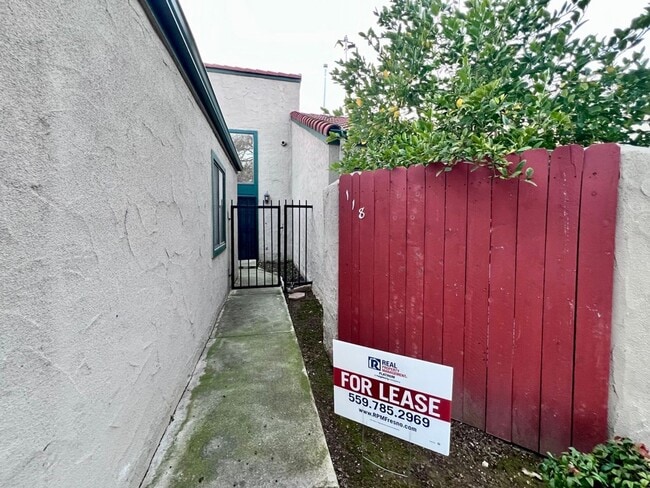 Building Photo - $1,595 Shields & Fowler, 3 Bedroom - E. Shields Ave #118, Fresno / Gated Community