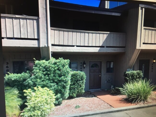 Building Photo - 3695 Royal Oak Dr