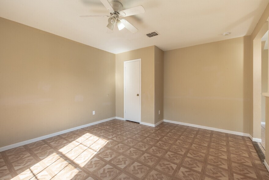 Building Photo - 7561 Windsor Oaks