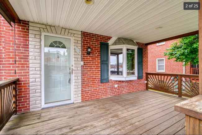Building Photo - 3 Bedroom with Huge Rear yard