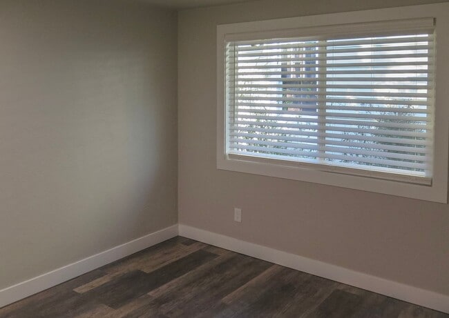 Building Photo - Updated 2 Bedroom Duplex in Salem Availabl...