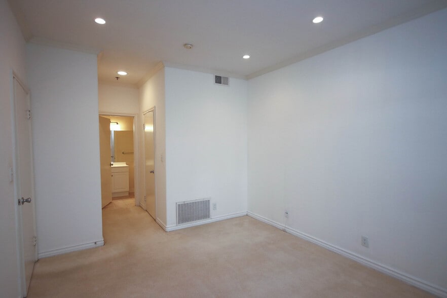 Building Photo - 300 N El Molino Ave
