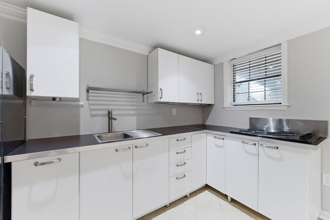 Building Photo - FULLY RENOVAYED TOWNHOME @ KENNESAW, REMARKABLE VALUE!!