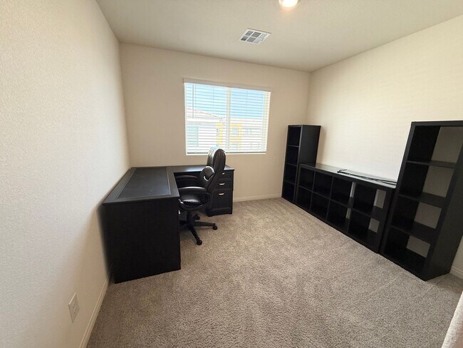 Building Photo - Modern Townhome Near Lone Mountain | Gated & Pool