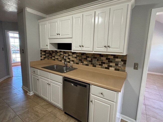 Building Photo - 2026 Lake Forest Dr